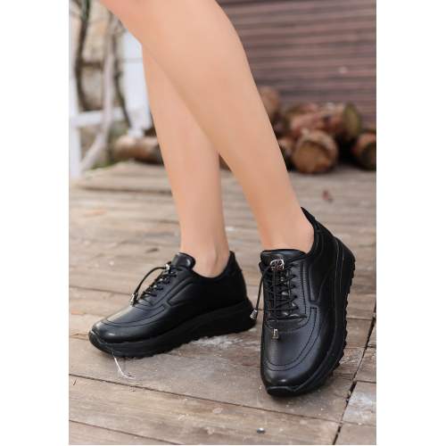 Siyah Cilt Bağcıklı Spor Ayakkabı Siyah Cilt Bağcıklı Spor Ayakkabı